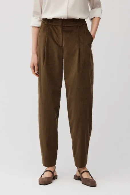 Luźne brązowe spodnie sztruksowe