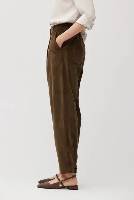 Luźne brązowe spodnie sztruksowe