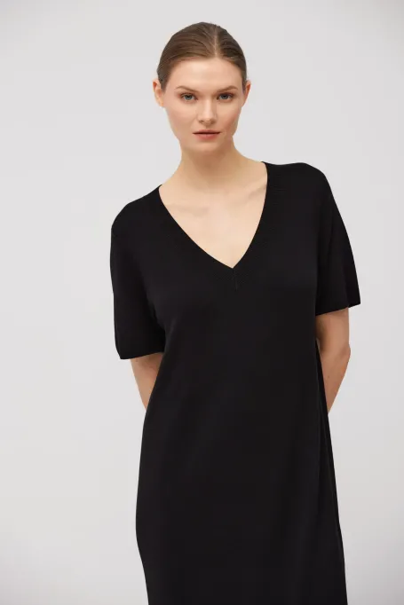 Czarna dzianinowa sukienka z dekoltem V