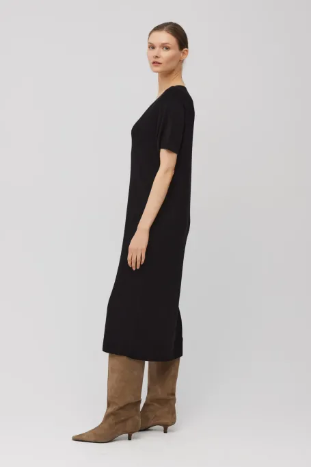 Czarna dzianinowa sukienka z dekoltem V