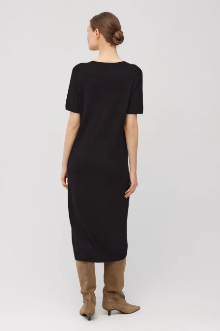 Czarna dzianinowa sukienka z dekoltem V