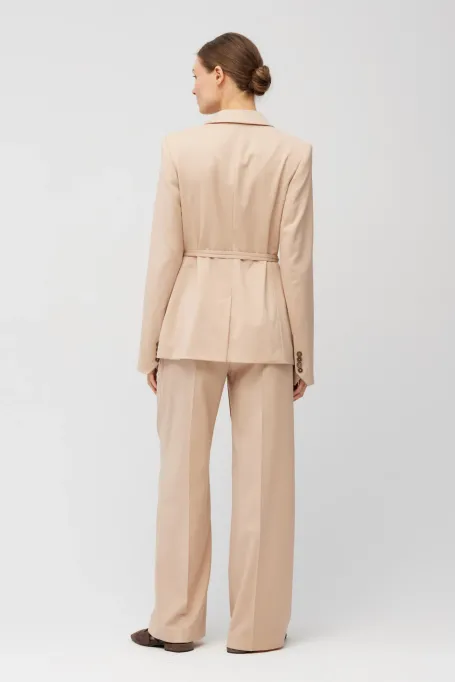 Żakiet w pudrowym różu z wełny dziewiczej