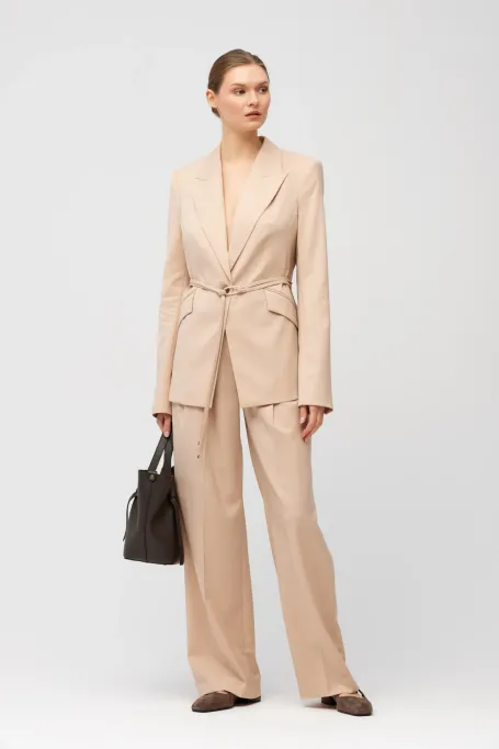 Żakiet w pudrowym różu z wełny dziewiczej