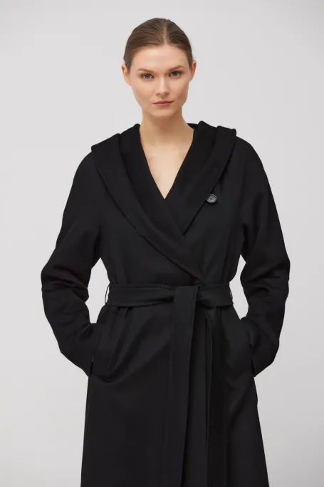 Czarny kaszmirowy płaszcz z kapturem