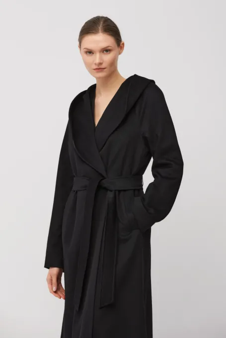 Czarny kaszmirowy płaszcz z kapturem