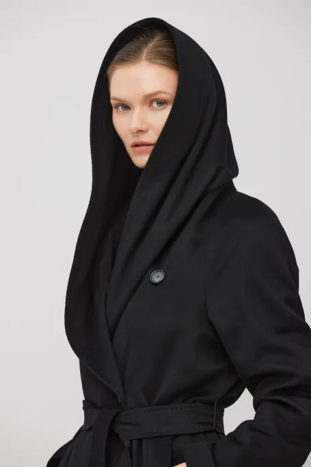 Czarny kaszmirowy płaszcz z kapturem