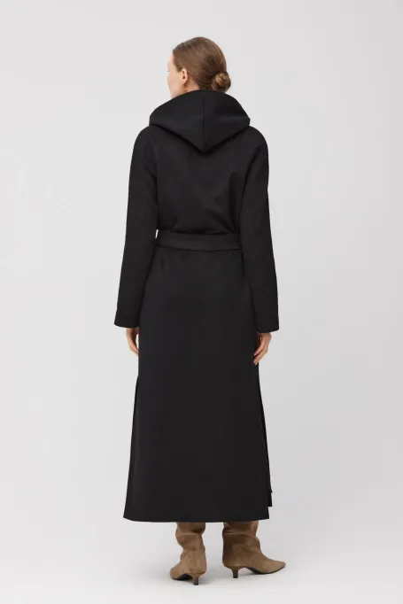 Czarny kaszmirowy płaszcz z kapturem