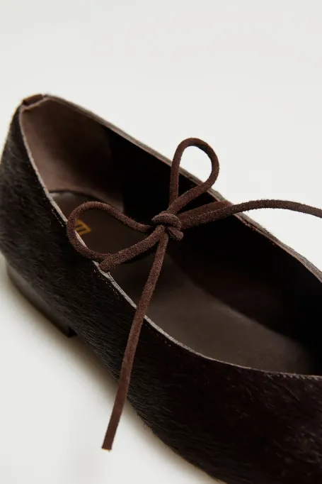 Wiązane baleriny z dłuższym włosiem brązowy