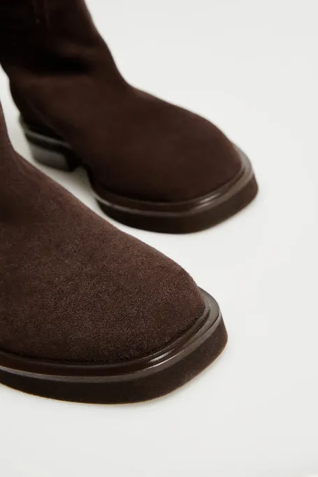 Brązowe kozaki ze skóry zamszowej