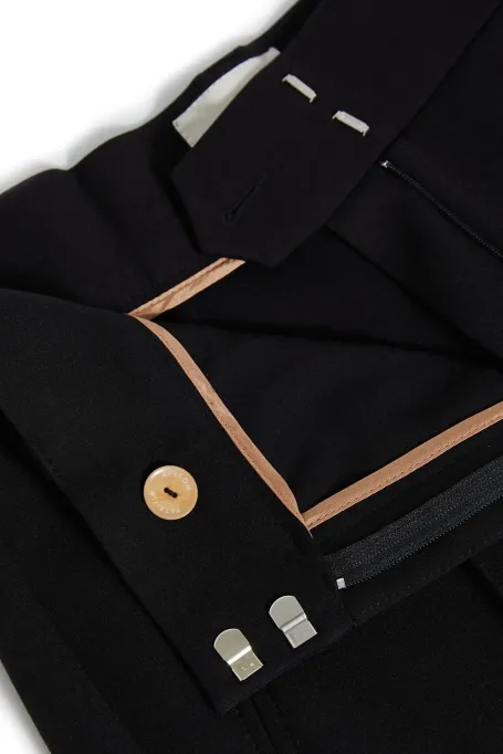 Czarne spodnie z szeroką nogawką