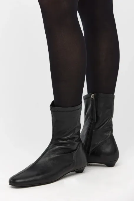 Czarne botki na niskim obcasie