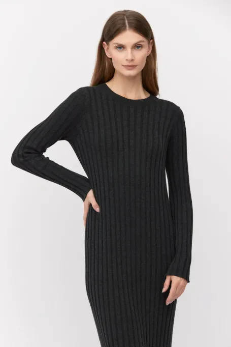 Ciemnoszara sukienka dzianinowa z wełną merynosową