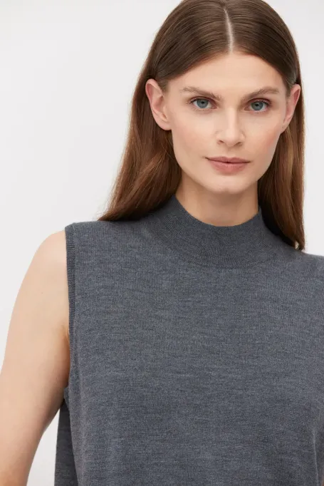 Szary półgolf bez rękawów