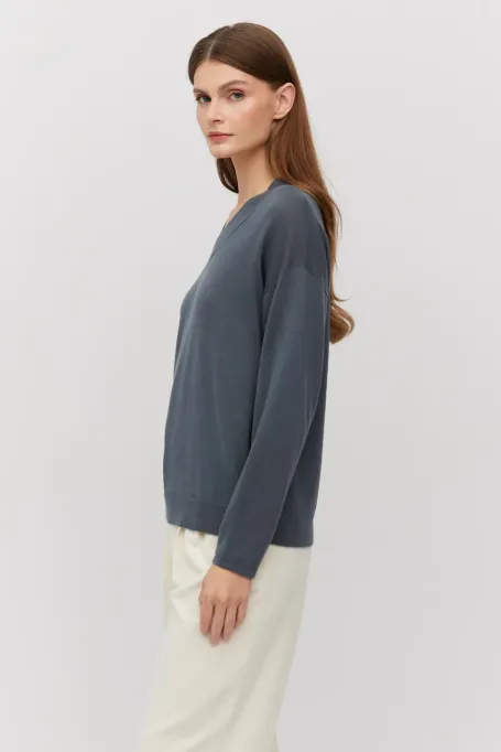 Szara bluzka z wełny merynosowej z dekoltem w szpic