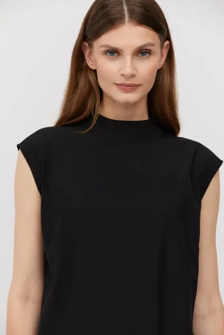 Czarna jedwabna bluzka z krótkim rękawem