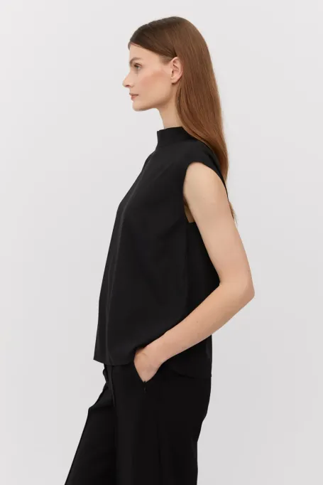 Czarna jedwabna bluzka z krótkim rękawem