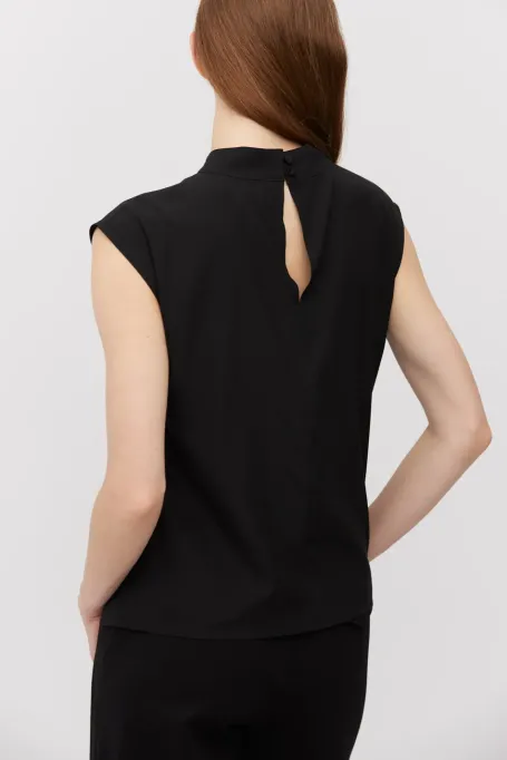 Czarna jedwabna bluzka z krótkim rękawem