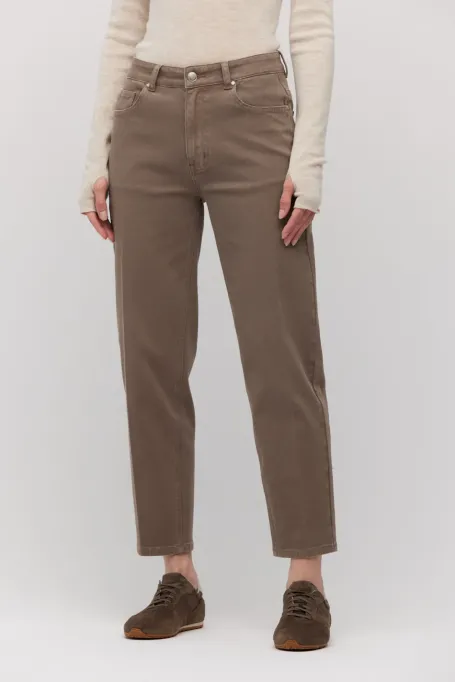 Brązowe jeansy mom fit z wysokim stanem