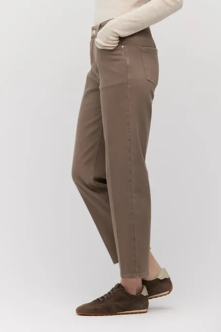 Brązowe jeansy mom fit z wysokim stanem damskie - Patrizia Aryton Brązowe jeansy mom fit z wysokim stanem damskie - Patrizia Aryton
