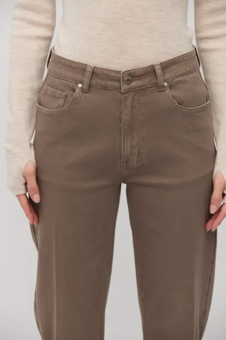 Brązowe jeansy mom fit z wysokim stanem damskie - Patrizia Aryton Brązowe jeansy mom fit z wysokim stanem damskie - Patrizia Aryton