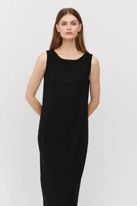 Czarna sukienka midi z wełny merynosowej