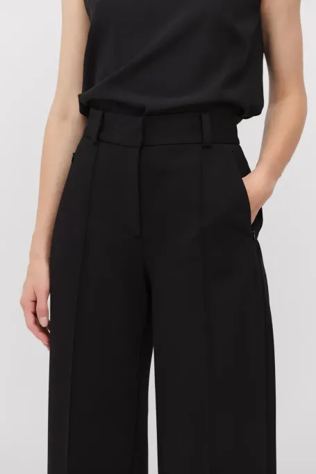 Czarne spodnie z szeroką nogawką