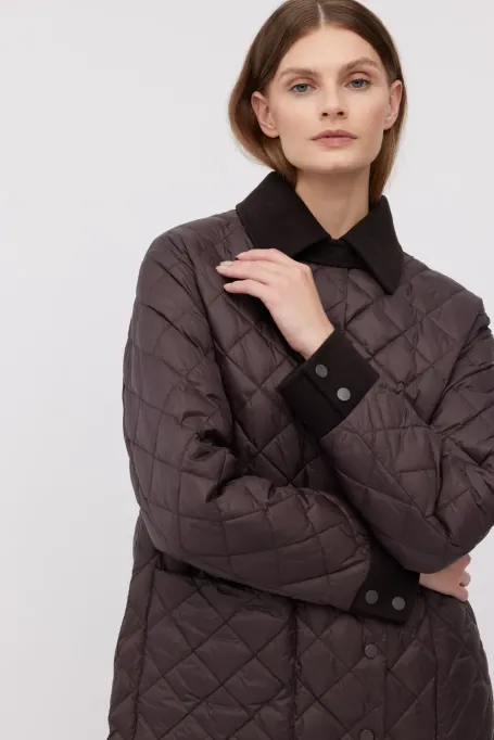 Pikowana kurka puchowa z kołnierzykiem brązowy