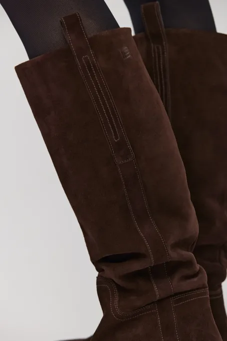Brązowe kozaki ze skóry zamszowej