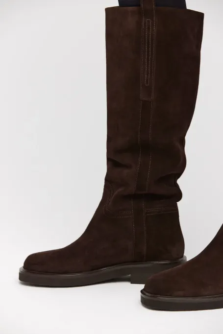 Brązowe kozaki ze skóry zamszowej