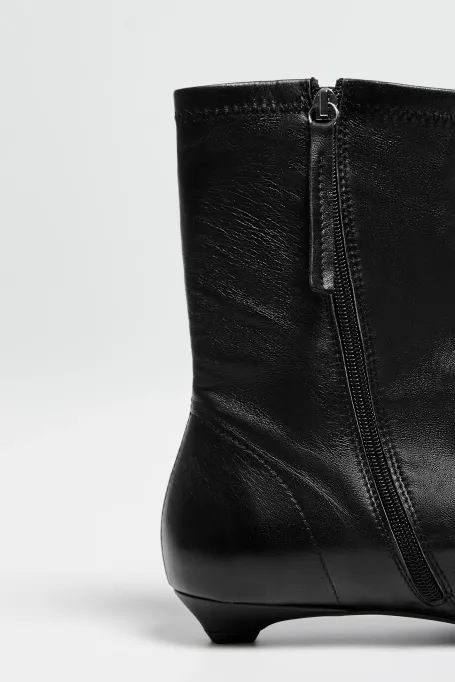 Czarne botki na niskim obcasie