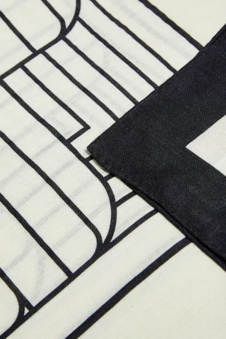 Chusta z wełny i jedwabiu w geometryczny deseń