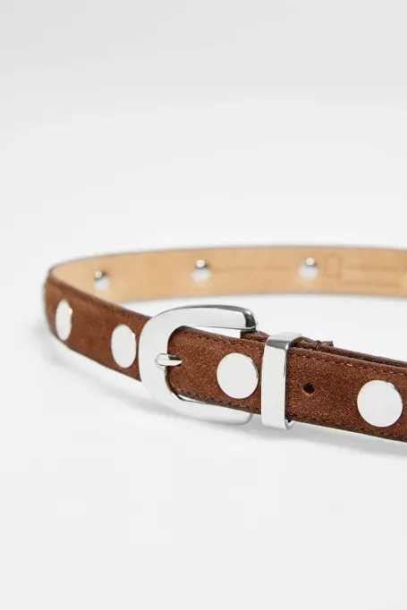 Zamszowy pasek z ćwiekami brązowy