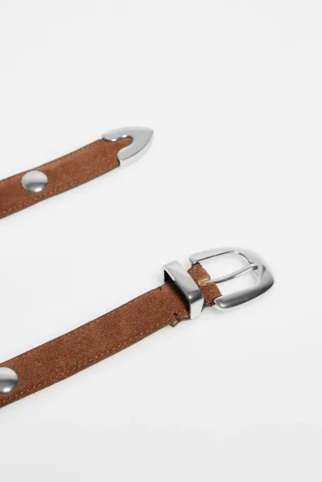 Zamszowy pasek z ćwiekami brązowy