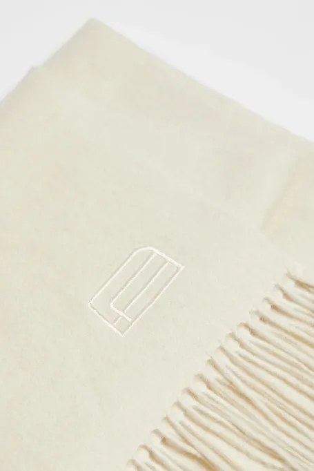 Biały szal z kaszmirem