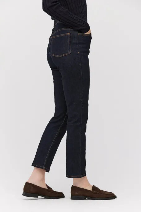 Granatowe jeansy o prostym kroju Granatowe jeansy o prostym kroju