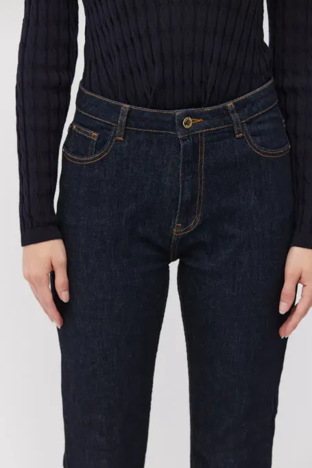 Granatowe jeansy o prostym kroju Granatowe jeansy o prostym kroju