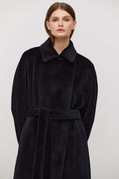 Granatowy płaszcz z paskiem z baby suri alpaką Granatowy płaszcz z paskiem z baby suri alpaką