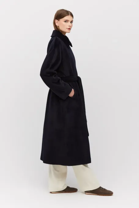 Granatowy płaszcz z paskiem z baby suri alpaką Granatowy płaszcz z paskiem z baby suri alpaką
