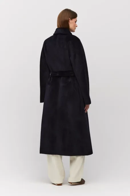 Granatowy płaszcz z paskiem z baby suri alpaką Granatowy płaszcz z paskiem z baby suri alpaką