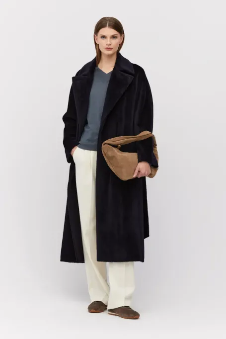 Granatowy płaszcz z paskiem z baby suri alpaką Granatowy płaszcz z paskiem z baby suri alpaką