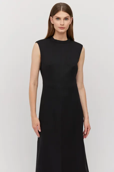 Czarna sukienka z wełny jagnięcej