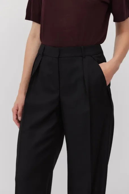 Czarne wełniane spodnie z szeroką nogawką