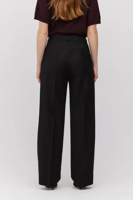 Czarne wełniane spodnie z szeroką nogawką