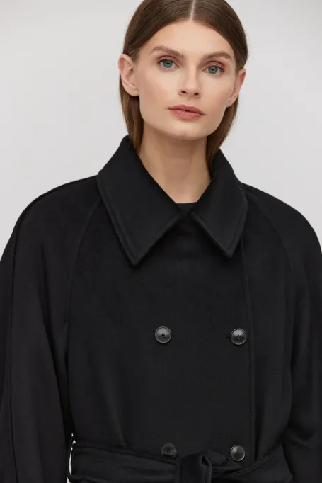 Czarny płaszcz z paskiem z domieszką jedwabiu i kaszmiru