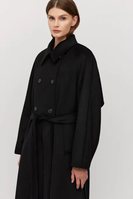 Czarny płaszcz z paskiem z domieszką jedwabiu i kaszmiru