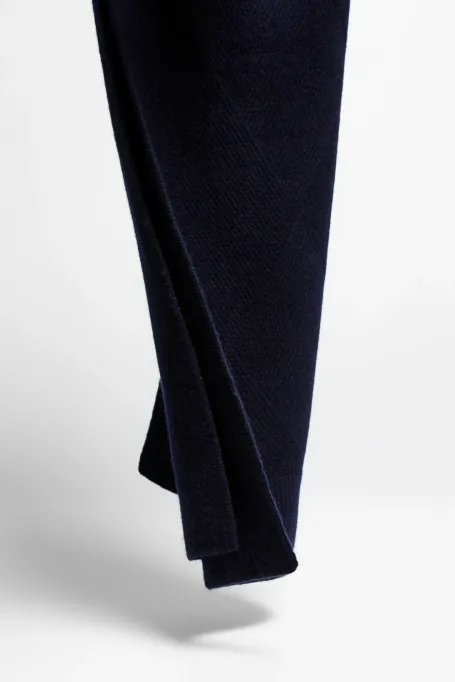 Granatowy szal z wełny merynosowej