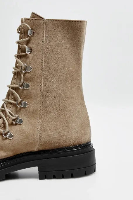 Sznurowane botki zamszowe beż