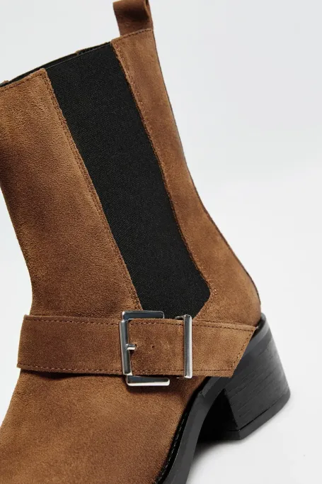 Brązowe zamszowe botki z klamrą