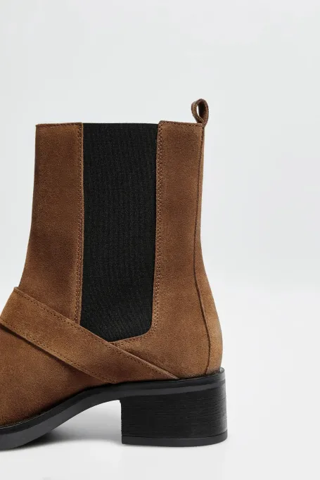 Brązowe zamszowe botki z klamrą