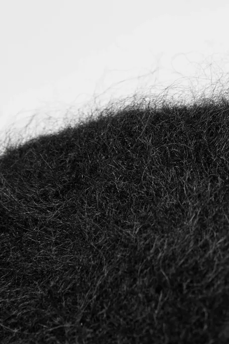 Czarna czapka z wełną alpaki